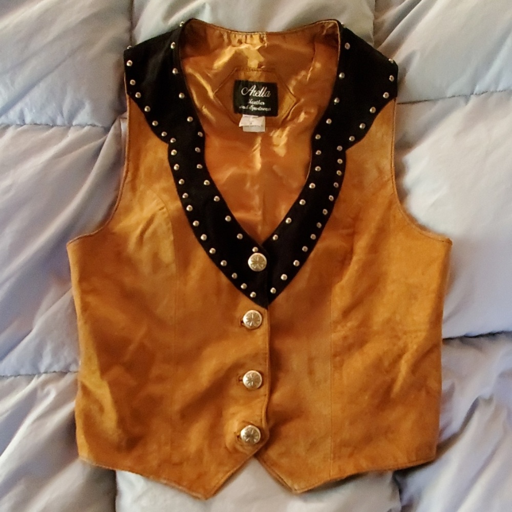 Arello vintage soft leather vest  concho buttons